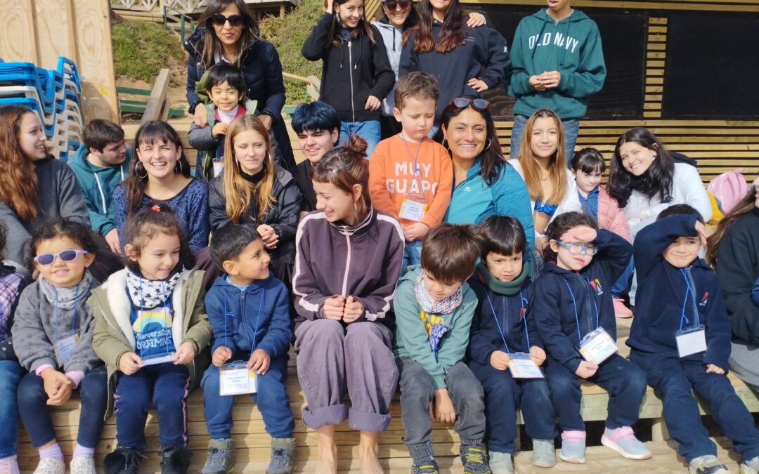 NUESTROS CUARTOS MEDIOS APADRINARON A LAS Y LOS ESTUDIANTES MÁS PEQUEÑITOS DEL COLEGIO ALTAMIRA