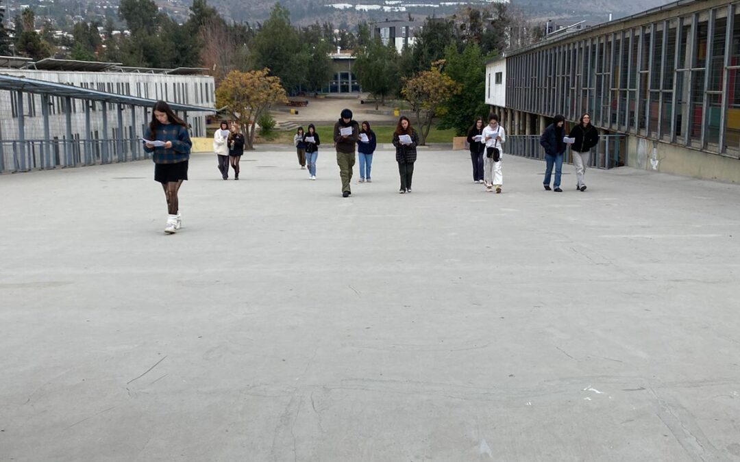 NUESTROS CUARTOS MEDIOS REALIZARON UNA LECTURA SILENCIOSA EN LA EXPLANADA DEL COLEGIO